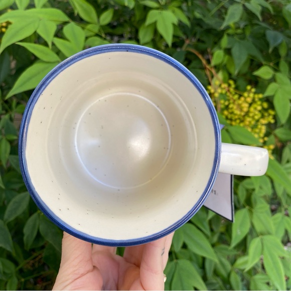 Elegant blue and white reindeer mug with winter florals - Picture 5 of 8